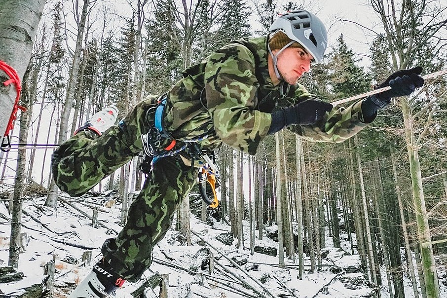 Soutěžící voják překonává lanovou překážku