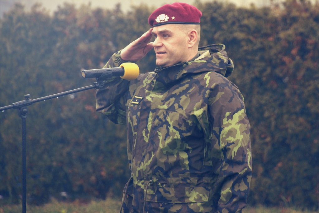 Brigádní generál Feix podává hlášení své nové jednotce