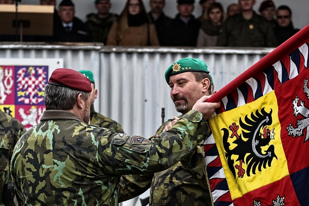 Plukovník Lipka předává bojový prapor 7. mechanizované brigády do rukou zástupce náčelníka Generálního štábu - náčelníku štábu generálu Opatovi