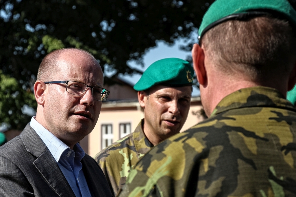 Premiér v rozhovoru s vojáky u přistavené techniky
