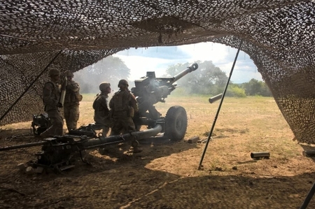 Střelby ze 105 mm tažené houfnice patřily k vrcholným zážitkům cvičení