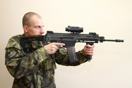 Zbraň osazená průhledovým kolimátorem ZD-Dot