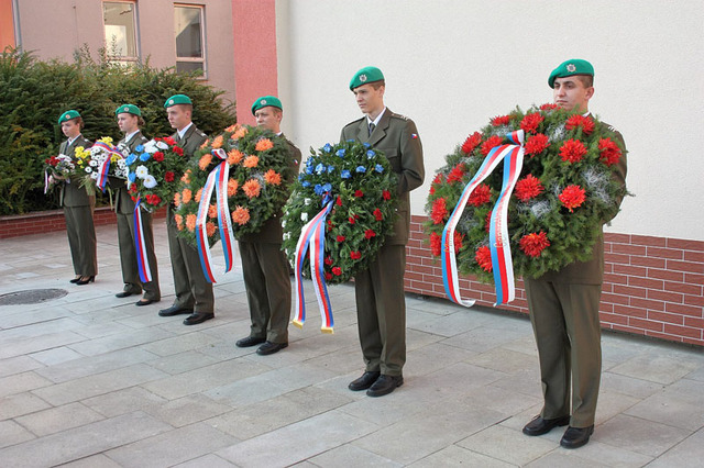 Věnce a kytice k uctění památky u památníku věnovanému hrdinům druhé světové války a příslušníkům 1. tankového sboru