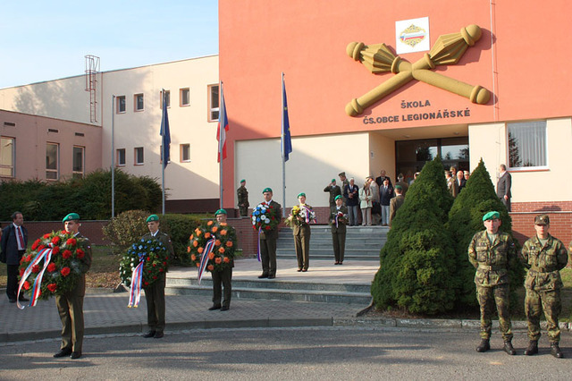 Přípravy na ceremonii kladení věnců před budovou velitelství vojenské střední školy