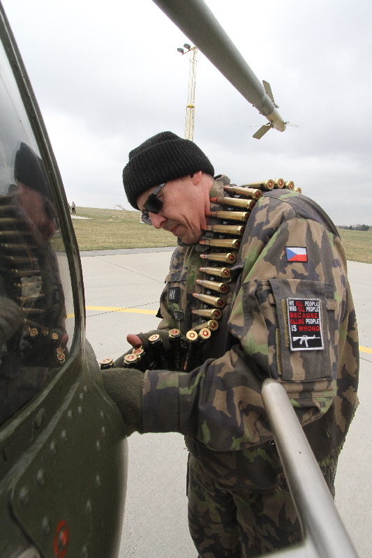  Nabíjení palubního kulometu vrtulníku Mi-24