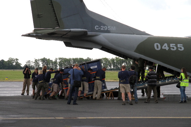  Nakládání letounu CASA C-295M 