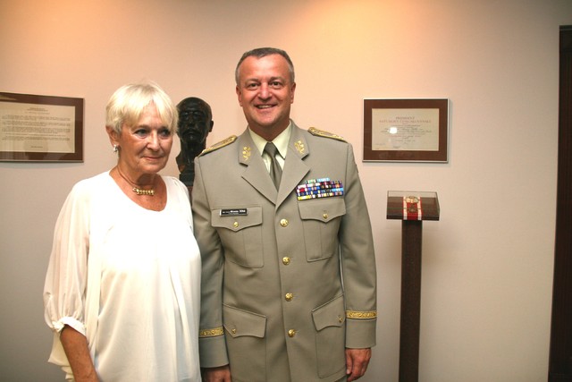   Prezidentka hnutí Na vlastních nohou Stonožka s 1. zástupcem náčelníka Generálního štábu AČR 