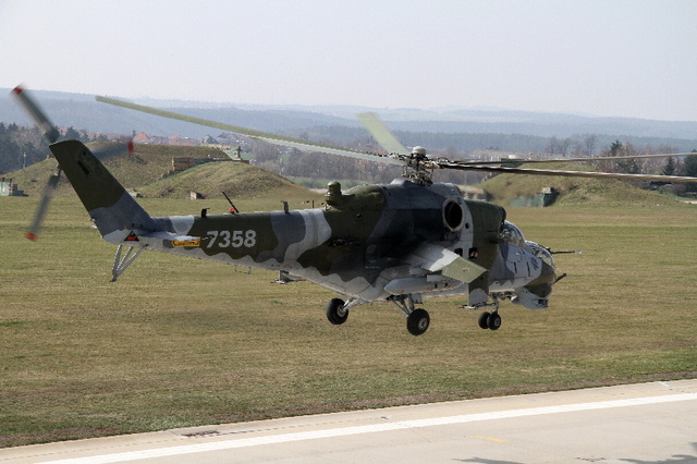  Vrtulník Mi-24V při startu