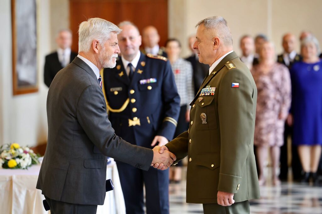 Prezident republiky jmenoval šest nových generálů, dva povýšil do vyšší generálské hodnosti