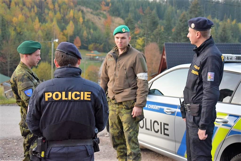 Na zelené hranici posílili Policii České republiky vojáci aktivní zálohy (Trojmezí Hrčava)