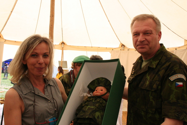 Generál Picek předal dar Blance Liškové pro dívku na vozíku, která se Bambiriády zúčastní v neděli 27. května