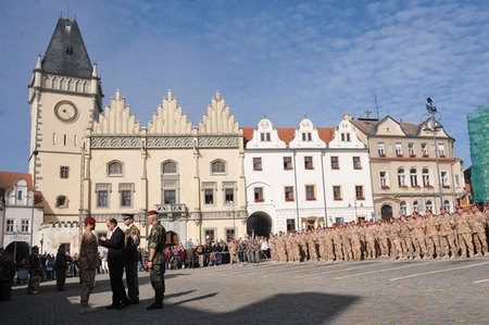 Hosté slavnostního nástupu předali i jednu medaili ministra obrany Za zranění