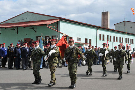 Přinesení bojových praporů čestnou jednotkou