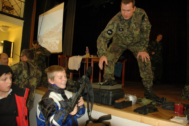 O zbraně se zajímali především kluci