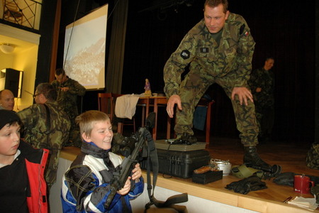 O zbraně se zajímali především kluci