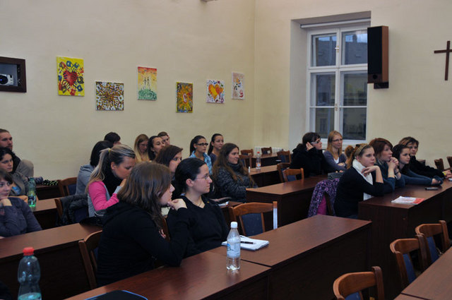 Asi třicítka studentek a jeden student, byli vděčnými posluchači i aktivními účastníky nevšení besedy