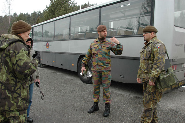 Velitel Střediska obsluhy výcvikového zařízení major Kmeť ( vlevo) s logistou belgického praporu a styčným důstojníkem kapitánem Jaroslavem Tůmou na Podvoří