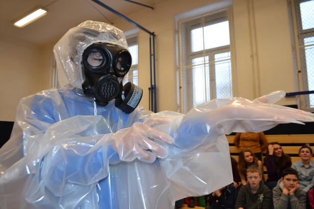 Děti se od vojáků dověděly, jak důležitá je ochrana před nebezpečnými chemickými látkami