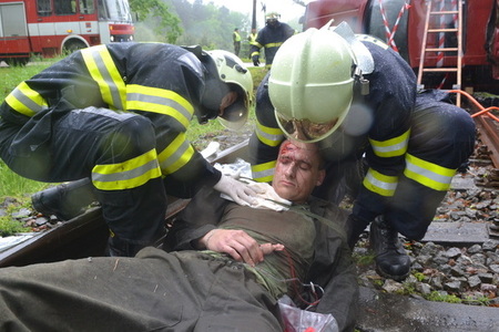 Záchranáři 15. ženijního pluku zachraňovali raněné na kolejích