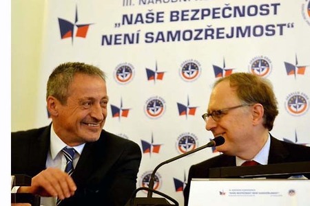 Ministr obrany na konferenci ve sněmovně: Rozpad EU by přinesl snížení bezpečnosti