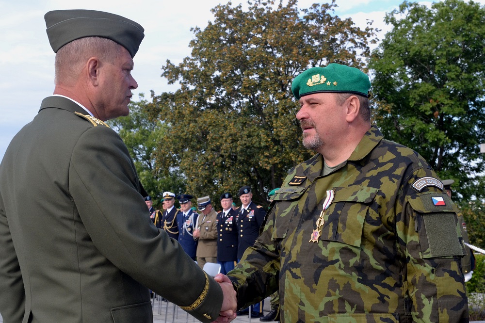 Náčelník GŠ AČR armádní generál Josef Bečvář ocenil práci dosavadního velitele Pozemních sil AČR generálmajora Jána Gurníka čestným odznakem AČR Za zásluhy