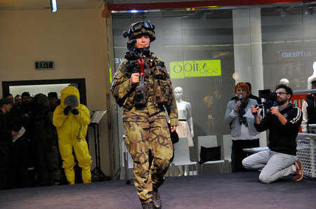 Potleskem odměnili diváci počínání armádních manekýnek a manekýnů při nevšední "módní přehlídce"