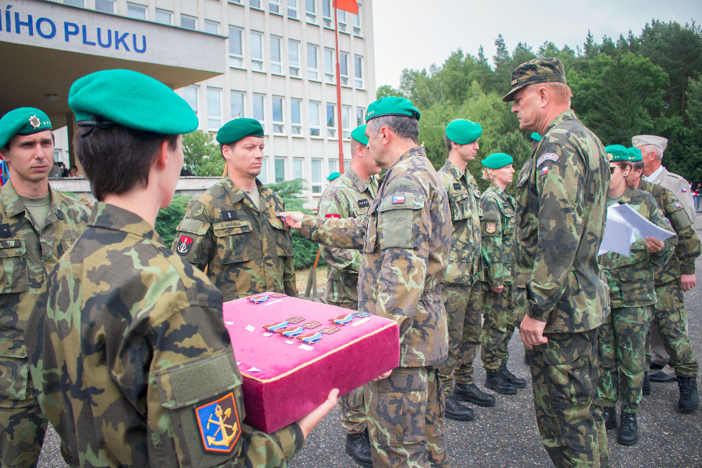 V rámci slavnostního nástupu byly vojákům uděleny pamětní odznaky a ocenění velitele 15. ženijního pluku 