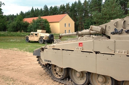 Izraelský tank Merkava a americké bojové vozidlo Humvee.