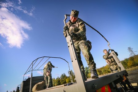 Řidičskou přípravu tentokrát nezahrnoval pouze průjezd omezeným prostorem, ale spousta jiných stanovišť. Mimo jiné montáž a demontáž oplachtění tatry.