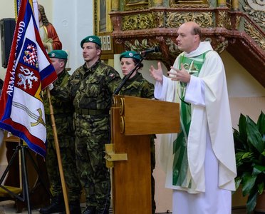 Bohoslužbu celebroval hlavní kaplan AČR plukovník Jaroslav Knichal
