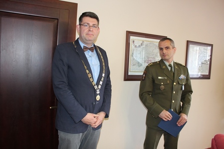 Proděkan Právnické fakulty Univerzity Palackého Martin Faix předal cenu Miroslava Liberdy podplukovníku Otakaru Foltýnovi.