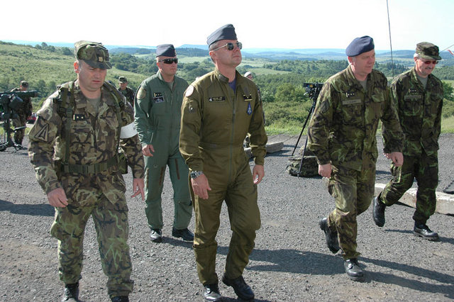 Hosty strakonických protiletadlovců byli také generál Verner a velitel základny z Náměště nad Oslavou plk.gšt. Libor Štefánik. Vlevo na snímku řídící střeleb pplk.Babinski a zprava plk.gšt Barca a plk.gšt. Slavík