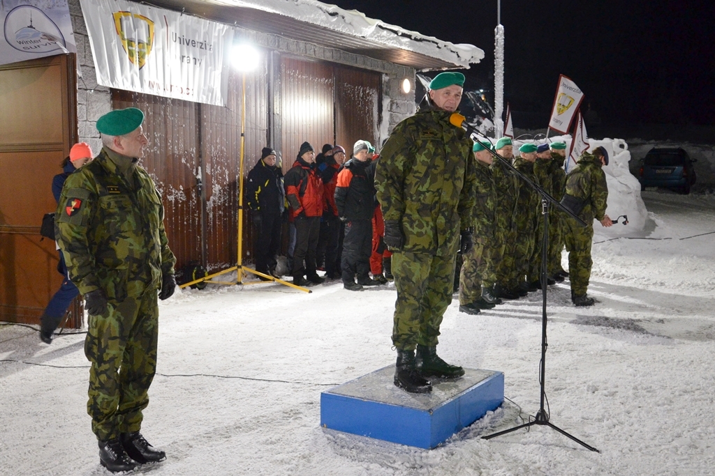 Rektor-velitel UO brigádní generál Bohuslav Přikryl hovoří k závodníkům