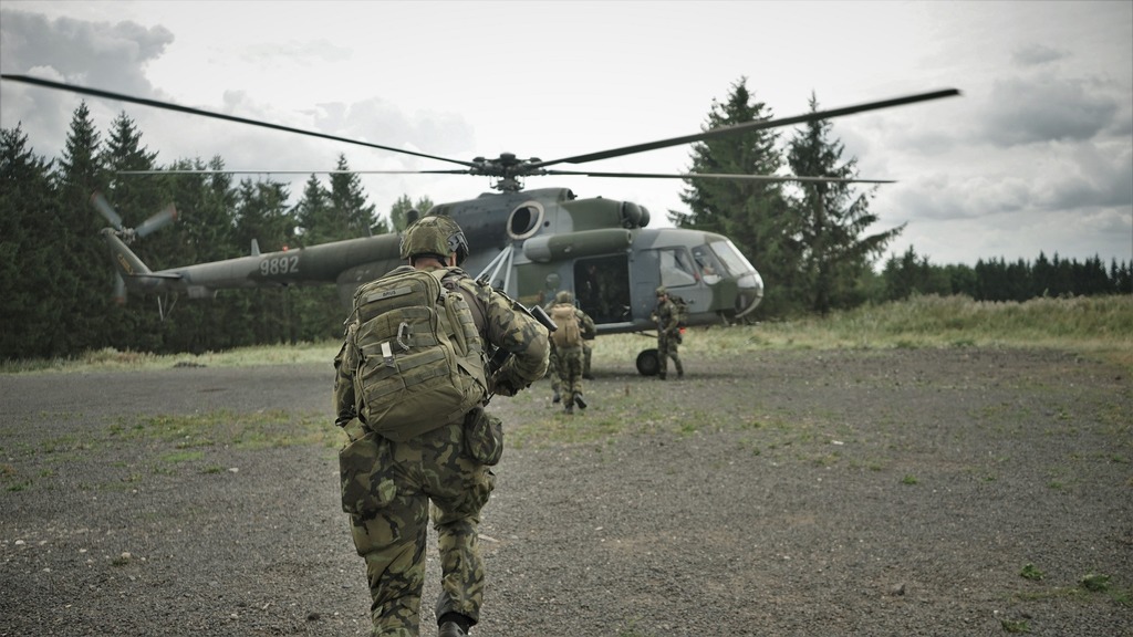  Po přistání vrtulníku je nutné se co nejrychleji „nalodit“  na palubu