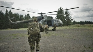  Po přistání vrtulníku je nutné se co nejrychleji „nalodit“  na palubu