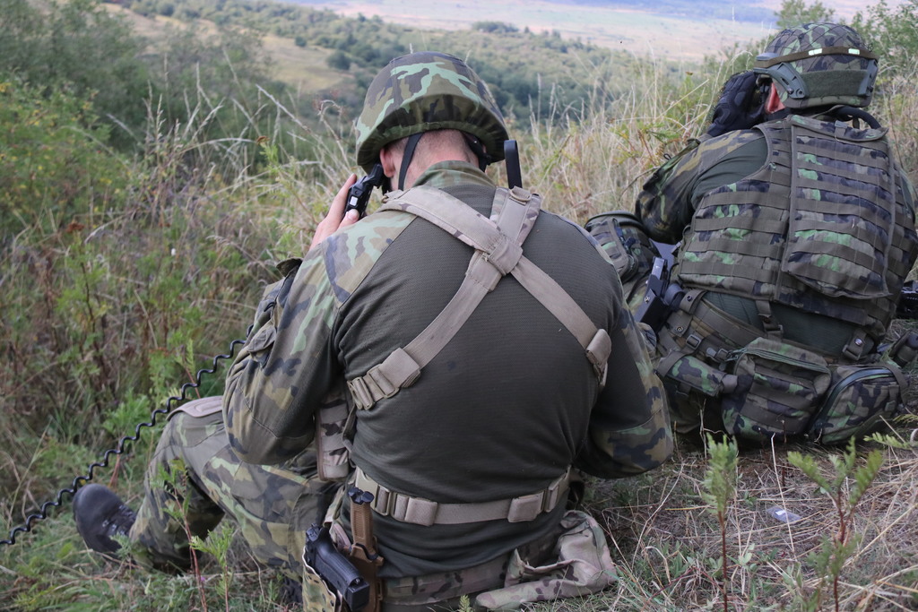 Úkolem dělostřeleckých návodčích, tzv. Forward Observer (FO), je vedení průzkumu a navádění paleb pozemního dělostřelectva. Jejich primárním úkolem je zjišťování nepřátelských cílů.