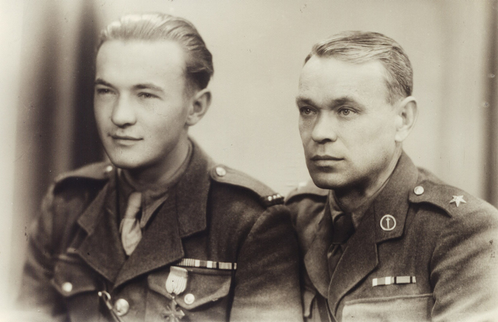 Společná fotografie s otcem, také válečným veteránem 1. čs. armádního sboru v SSSR. Snímek z roku 1945