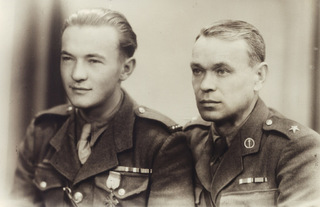 Společná fotografie s otcem, také válečným veteránem 1. čs. armádního sboru v SSSR. Snímek z roku 1945