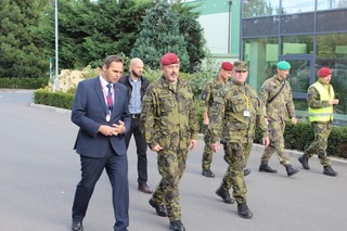 Náčelník generálního štábu AČR generál Aleš Opata se záložníky při prohlídce areálu ČEPS, a.s.