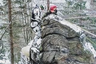 Vojáci se připravují na slanění z vysoké skály