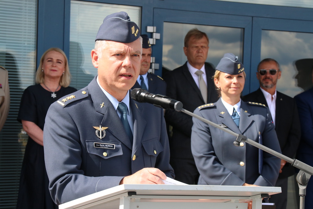 S letouny Jak-40 se za 24. základnu dopravního letectva rozloučil i velitel plukovník gšt. Martin Nezbeda