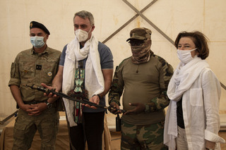 Minister Metnar was presented the traditional “Takuba” Tuareg sword from the Commander of the Malian unit.