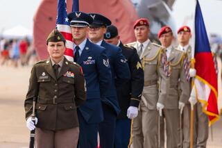 Americká a česká čestná stráž při zahajovacím ceremoniálu airshow v Lincolnu