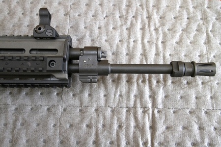 Detail na sestavu hlavně s tlumičem plamene, plynovým násadcem s plynovou trubicí a výstupkem pro upnutí útočného nože