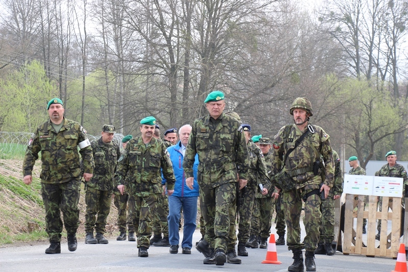 Po úvodním dokladu se armádní generál Bečvář s doprovodem vydal na prohlídku jednotlivých pracovišť