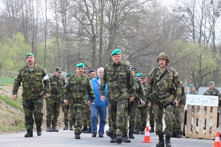 Po úvodním dokladu se armádní generál Bečvář s doprovodem vydal na prohlídku jednotlivých pracovišť