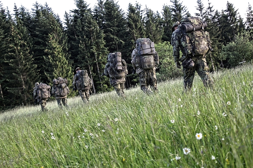 Rozhodčí jsou se skupinami i při jejich zasazení a absolvují tak přesuny či slanění z vrtulníku