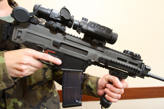 Zbraň osazená kombinací denního zvětšovacího modulu DV-Mag3, průhledového kolimátoru ZD-Dot a rukojetí s dvounožkou