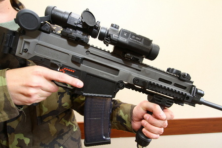 Zbraň osazená kombinací denního zvětšovacího modulu DV-Mag3, průhledového kolimátoru ZD-Dot a rukojetí s dvounožkou