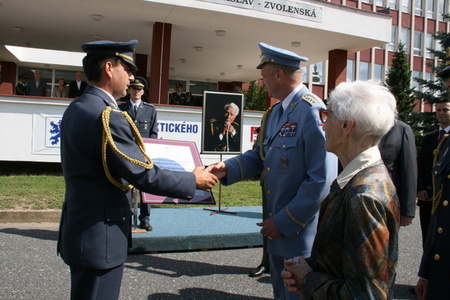 Arm.gen. Vlastimil Picek předává ustanovující dekret veliteli základny plk. Petru Lančimu